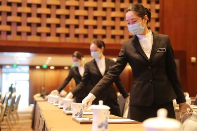 精雕細(xì)琢，盡顯大國(guó)風(fēng)范 探訪國(guó)賓服務(wù)隊(duì)，看會(huì)議服務(wù)如何繪就新時(shí)代“工筆畫(huà)”